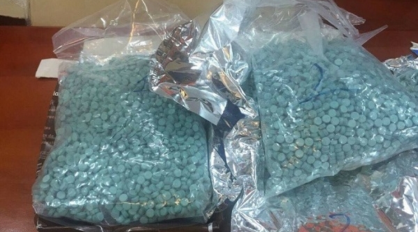 Bắt quả tang đối tượng vận chuyển 7400 viên ma túy tại Quảng Trị