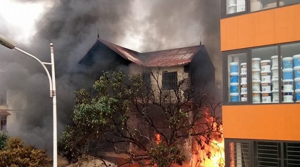 Hà Nội: Cháy nhà dân, nhiều người bị thương vong