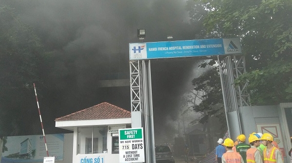 Cháy lớn tại Bệnh Viện Việt Pháp, công nhân nháo nhác tháo chạy