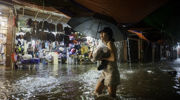 Hà Nội mưa lớn, Chợ nhà xanh "thất thủ"