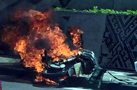 Hà Nội: Xe máy bất ngờ bốc cháy trên đường Yên Phụ