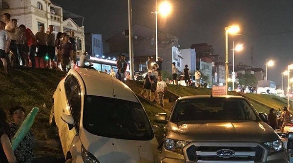 Hà Nội: Ô tô đâm liên hoàn nhiều xe máy, 2 người bị thương