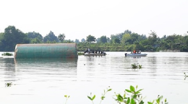 Lật sà lan trên sông Đồng Nai, 3 người mất tích