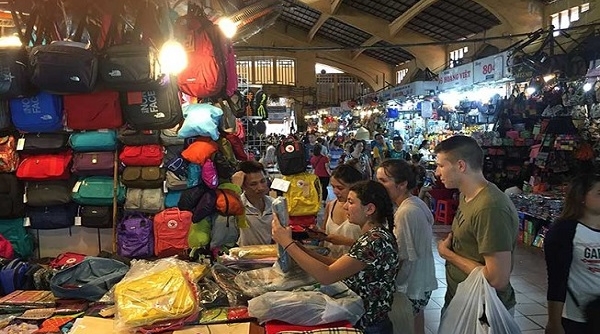 Hàng giả đội lốt hàng hiệu tràn lan trong chợ Bến Thành