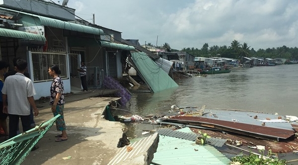 Sạt lở nghiêm trọng, 5 ngôi nhà bị chìm xuống sông