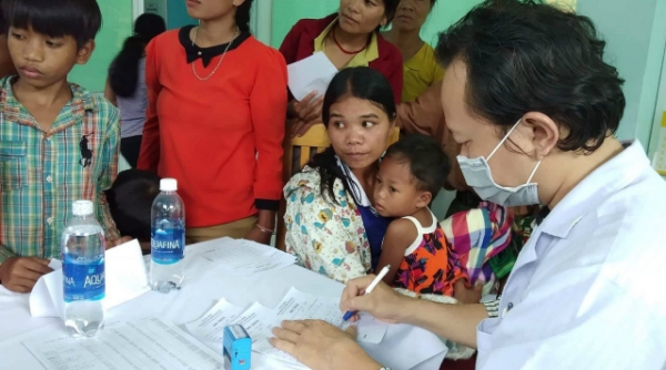 Khám bệnh, phát thuốc miễn phí và trao quà cho người nghèo ở Quảng Trị