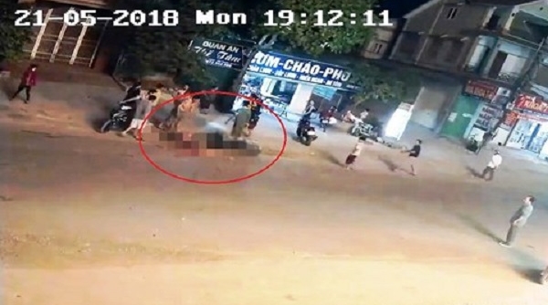 Nghệ An: Va chạm với xe container, 3 mẹ con đi xe máy thương vong