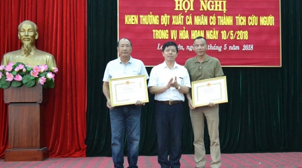 Khen thưởng 2 cá nhân trong vụ cháy ở quận Long Biên