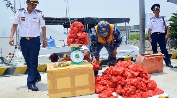 Cảnh sát biển bắt giữ hơn 1 nghìn quả pháo nổ trên biển Quảng Ninh
