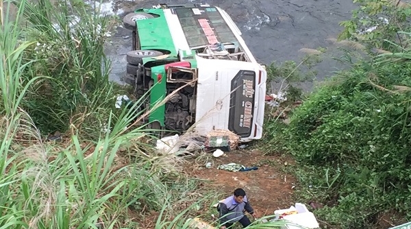 Kon Tum: Xe khách chở 44 người lao xuống vực khiến 21 người thương vong