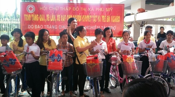 Hội Chữ Thập đỏ Thị xã Phú Mỹ: Trao tặng quà cho người tàn tật, khó khăn