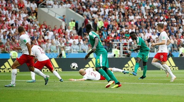 Hàng hậu vệ mắc sai lầm, Ba Lan biếu không Senegal 3 điểm