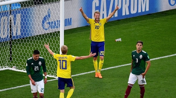 Mexixo 0-3 Thụy Điển: Hai đội dắt tay nhau vào vòng 1/8