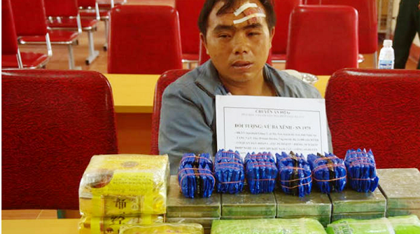 Nghệ An: Bắt thầy giáo mang theo vũ khí "nóng" vận chuyển 20 bánh heroin