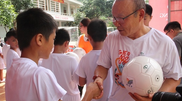Huấn luyện viên U23 Việt Nam Park Hang Seo giao lưu với các em nhỏ