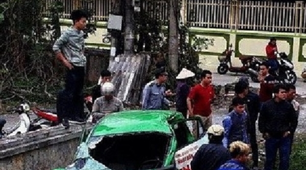 Phú Yên: Thiếu quan sát xe ô tô bị tàu hỏa đâm trực diện, 2 người bị thương