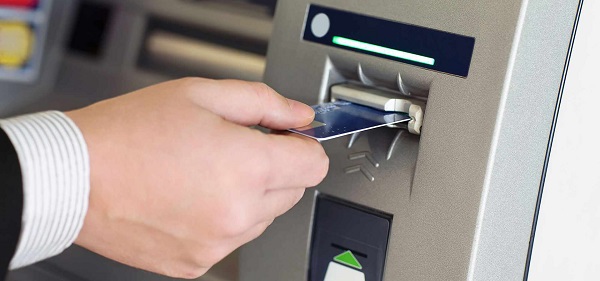 Bị NHNN "tuýt còi", bốn ngân hàng lớn chưa thể tăng phí rút tiền nội mạng ATM