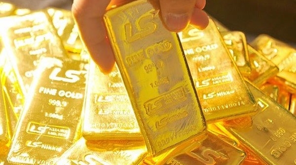 Giá vàng hôm nay 11/7: Giá vàng quay đầu giảm nhanh do đồng USD tăng trở lại và sự căng thẳng thương