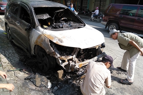 Lào Cai: Xe ô tô bất ngời bốc cháy khi đang đỗ bên lề đường