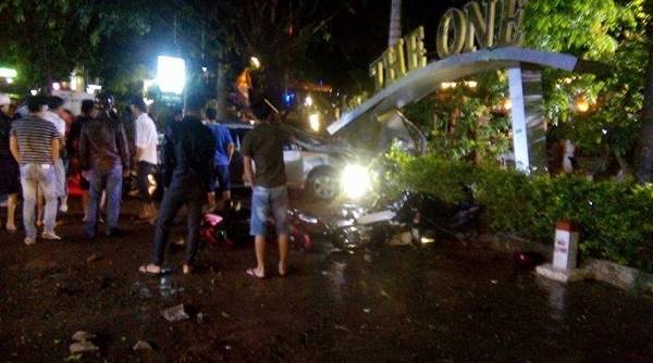 Đắk Nông: Điều tra nguyên nhân xe ô tô đâm vào quán cà phê khiến nhiều người thương vong