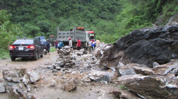 Nghệ An: Mưa lớn gây sạt lở đất đá, chia cắt quốc lộ 7