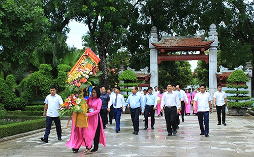 Thủ tướng Nguyễn Xuân Phúc dâng hương tại khu di tích Kim Liên, Truông Bồn
