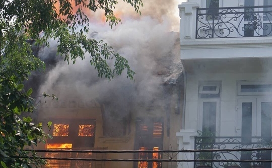 Hà Nôi: Một ngôi nhà trên phố cổ bốc cháy