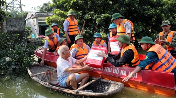 Hà Nội: Thăm hỏi, động viên nhân dân huyện Chương Mỹ bị ảnh hưởng bởi mưa lũ