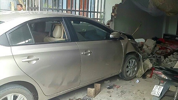 Điện Biên: Không làm chủ tốc độ, nữ tài xế đâm thẳng vào nhà dân gây tai nạn nghiêm trọng