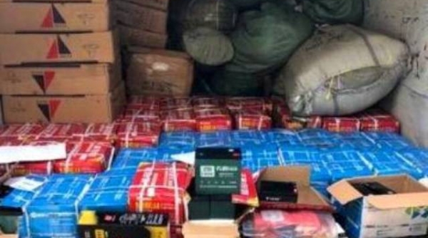 Nghệ An: Phát hiện hơn 1000 bình ắc quy lậu trên xe tải
