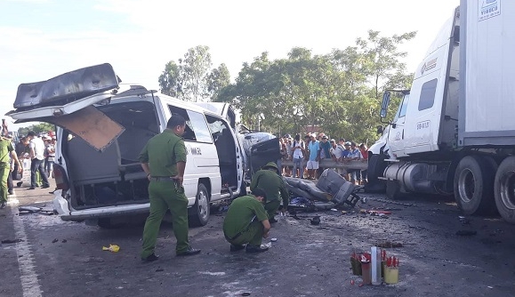 Quảng Nam: "Xe hoa" đối đầu với xe container, ít nhất 13 người tử vong