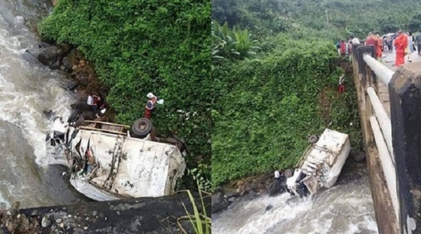 Lào: Xe cứu trợ đâm xuống sông, một người thiệt mạng