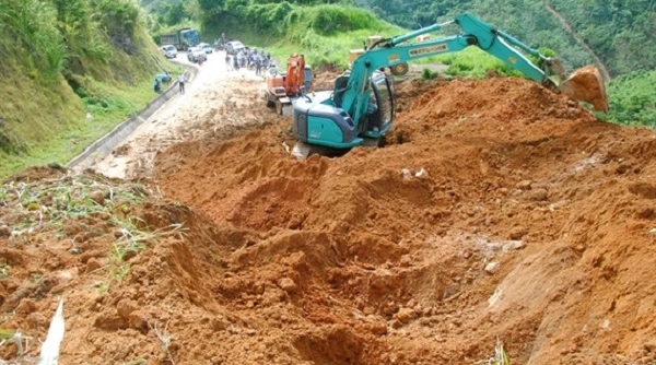 Lào Cai: Quốc lộ 279 ách tắc nghiêm trọng do sạt lở đất