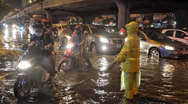 Chùm ảnh mưa lớn ở Hà Nội: Nhiều tuyến phố ngập sâu, tắc đường hàng giờ
