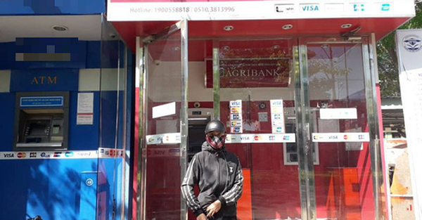 Chủ thẻ ATM của Agribank bức xúc vì không rút được tiền