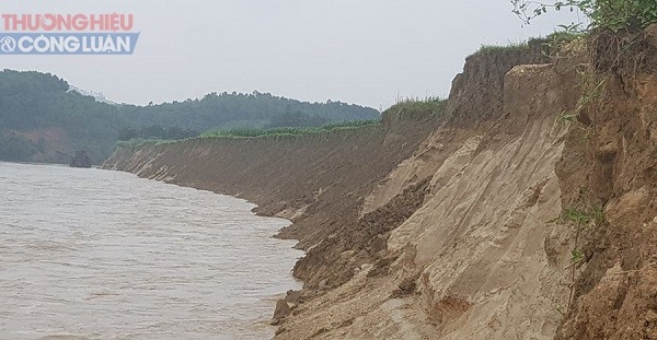 Phú Thọ: Người dân chặt neo tàu ngăn chặn khai thác cát làm sạt lở đất sản xuất