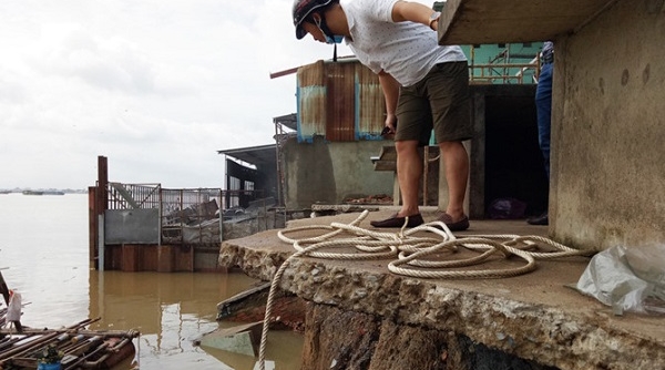 Hàng loạt căn nhà, khu chợ bị đổ ập xuống sông Đồng Nai
