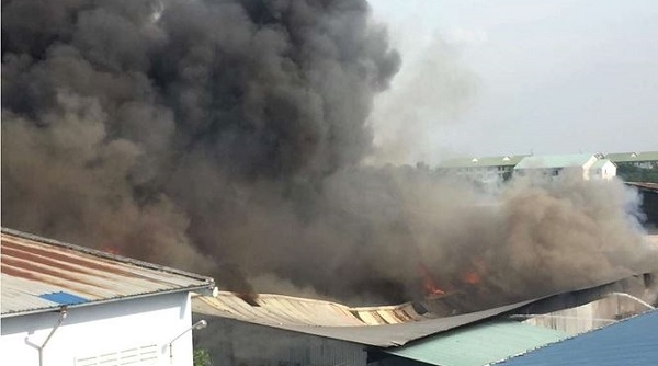 TP. HCM: Cháy lớn tại Khu công nghiệp Nhị Xuân