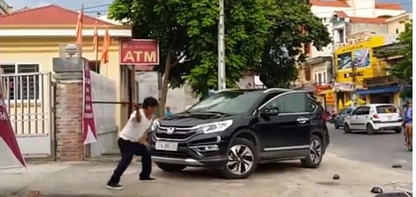 Thái Bình: Vụ đập phá ô tô trước cổng Ngân hàng là do mâu thuẫn cá nhân
