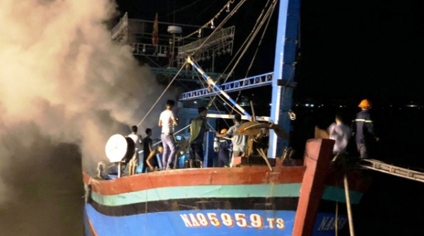 Nghệ An: Tàu cá bốc cháy dữ dội khi chuẩn bị ra khơi
