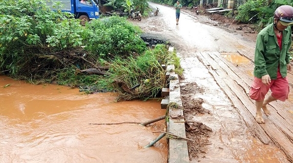 Gia Lai: Chạy xe qua cầu ngập nước, 2 thanh niên bị nước cuốn