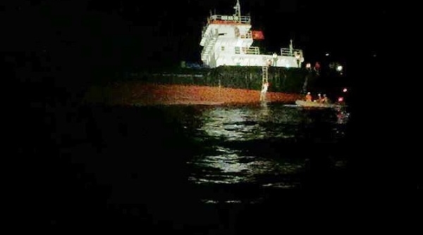 Ứng cứu 11 thuyền viên tàu hàng gặp nạn trên biển