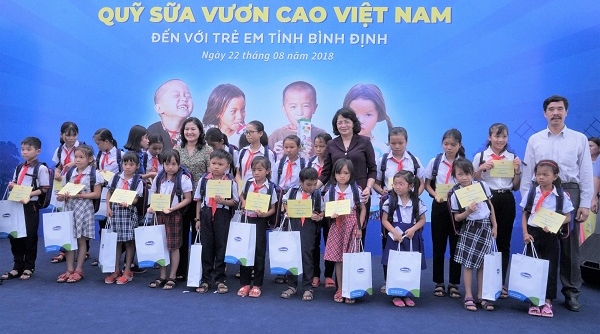 Phó Chủ tịch nước tham dự lễ trao 64.000 ly sữa cho trẻ em Bình Định