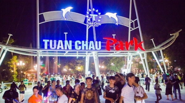 Quảng Ninh: Du khách 'chen chân' tại Khu vui chơi giải trí Tuần Châu