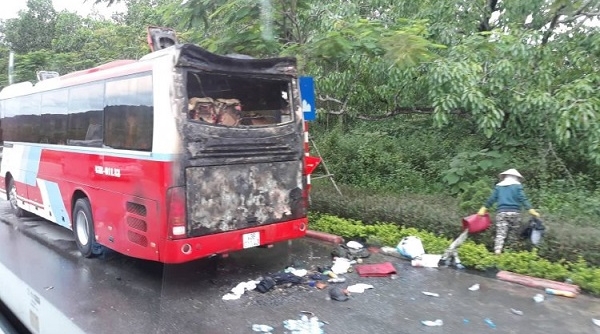 Đà Nẵng: Cháy xe du lịch khi đang chở khách