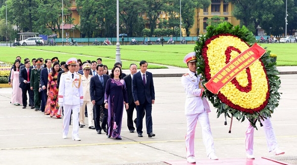 Đoàn lãnh đạo Đảng và Nhà nước viếng lăng Chủ tịch Hồ Chí Minh