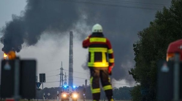 Nổ gây hỏa hoạn tại một cơ sở lọc dầu ở Đức, gần 2.000 người phải sơ tán