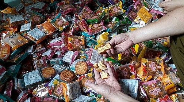 Hà Nội: Tiêu hủy 17.600 chiếc bánh Trung thu không rõ nguồn gốc