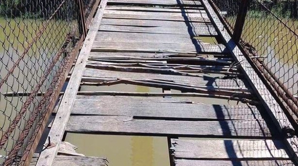 Kon Tum: 4 chủ tịch huyện bị phê bình vì chưa bố trí việc sửa chữa cầu treo.