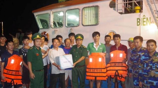 Nghệ An: Cứu hộ thành công 17 ngư dân vào bờ an toàn